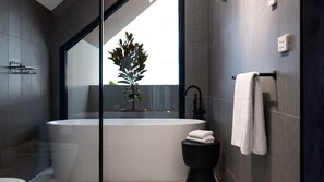 Bathtub - Mysa- stylish design with heated pool, in great location (Daylesford)