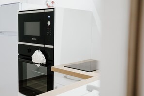 Kühlschrank, Ofen, Herdplatte, Kochgeschirr/Geschirr/Besteck