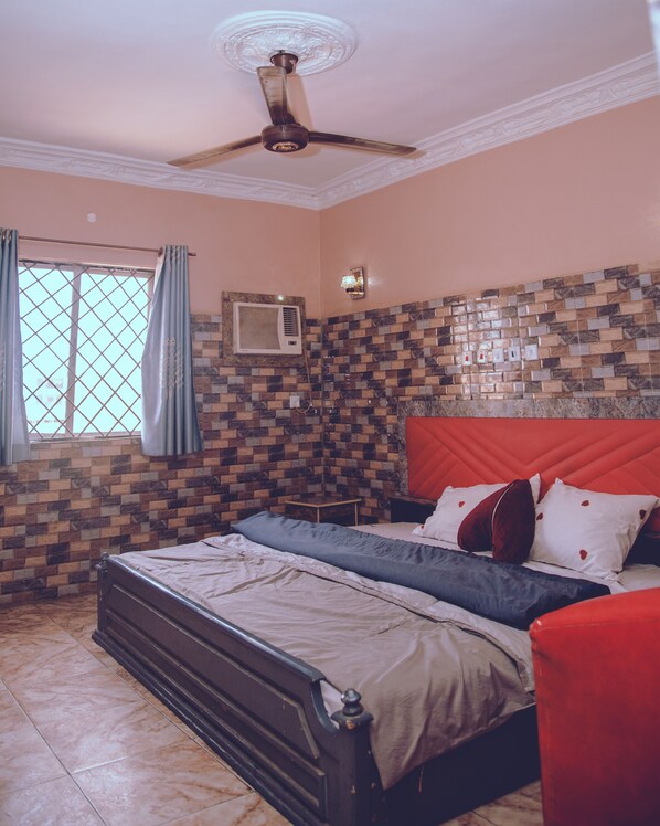 Ropa de cama de alta calidad y caja de seguridad en la habitación 