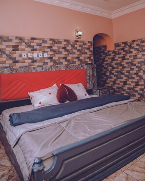 Presidential-sviitti | Ylelliset vuodevaatteet, tallelokero huoneessa