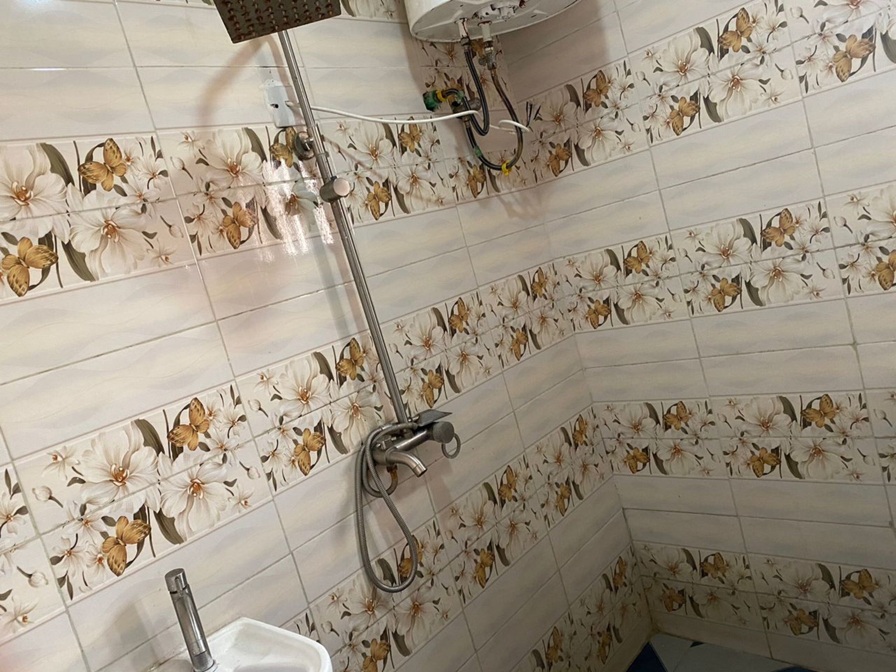 rainfall showerhead, free toiletries, towels, soap