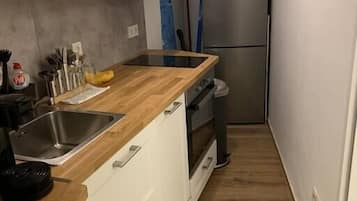 Kühlschrank, Ofen, Geschirrspüler, Wasserkocher mit Kaffee-/Teezubehör