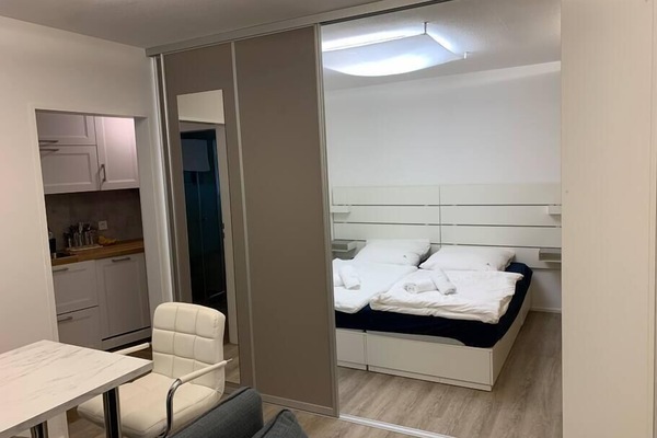 Schlafzimmer durch Raumteiler trennbar.