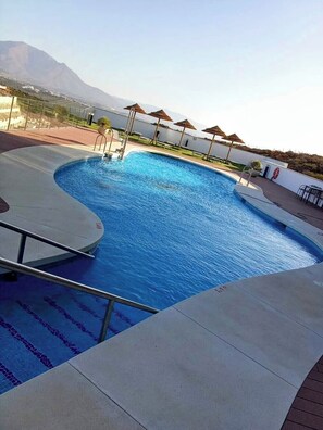 Una piscina al aire libre