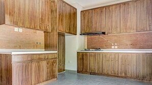 Une cuisine avec des meubles en bois et un design moderne.