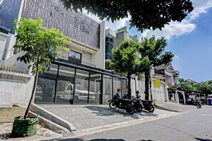 Vista frontal de la propiedad