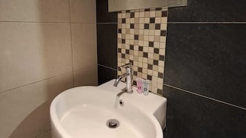 Standard Twin Room | Bathroom
