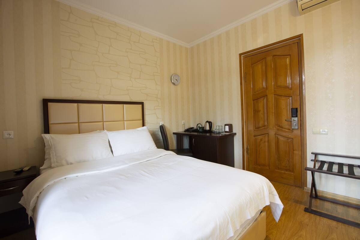 Standard Single Room | In-room safe, desk, blackout drapes, iron/ironing board (on request)