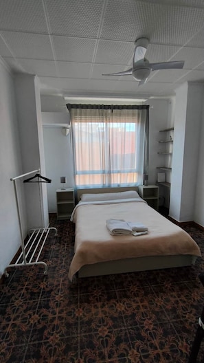 1 bedroom, WiFi, bed sheets - Pensión Benavente. 4 - (Playa 1,5km / AP7-3min) (Moncofa)