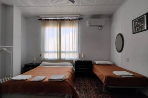 1 bedroom, WiFi, bed sheets - Pensión Benavente. 3 - (Playa 1,5km / AP7-3min) (Moncofa)