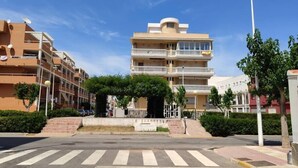 A multi-story residential building with balconies, a central courtyard, and a pedestrian crossing. - Paradis I (with seaviews) (El Grau de Moncofa)