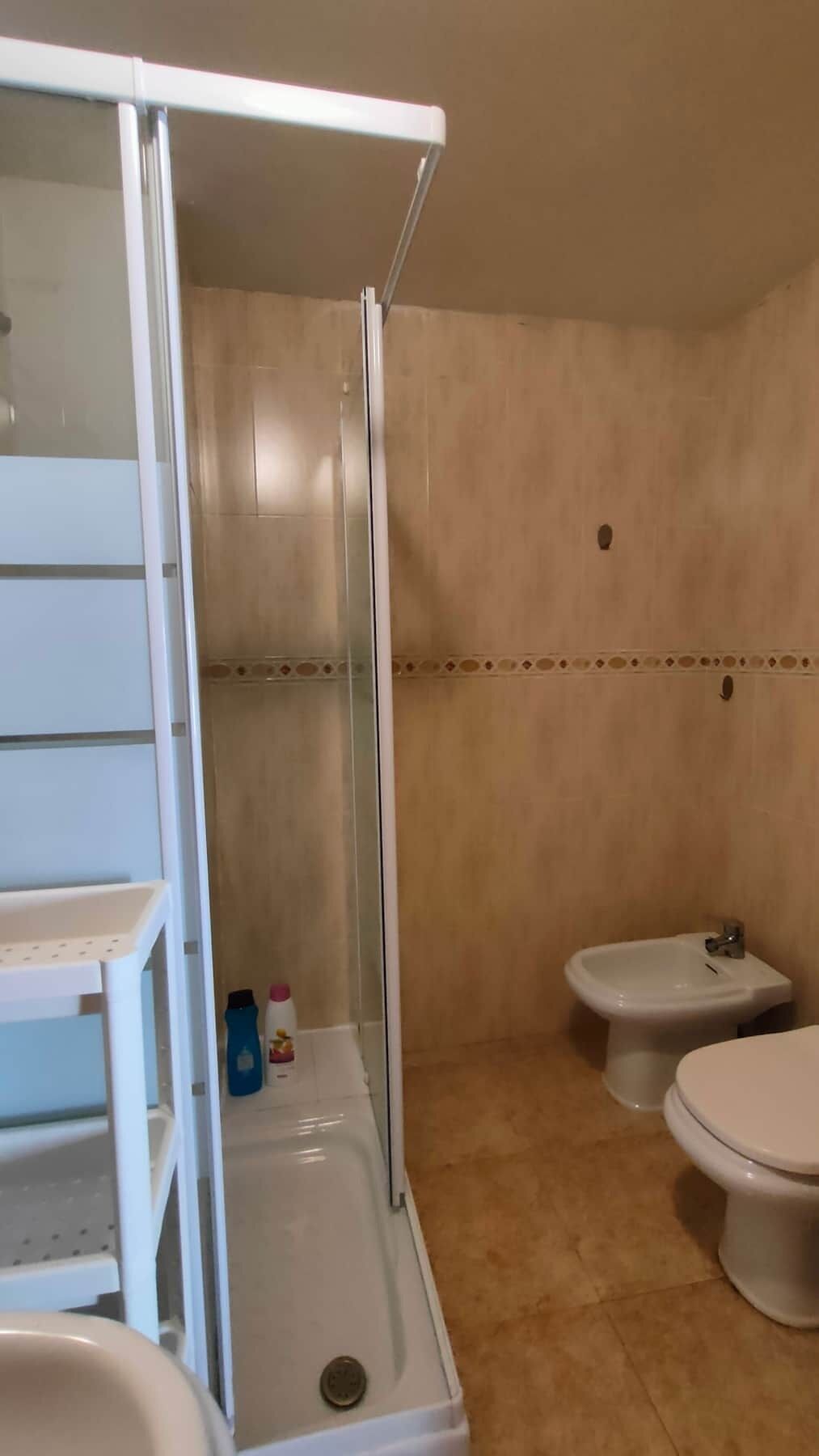 Ein Badezimmer mit Duschkabine, Toilette und Bidet.