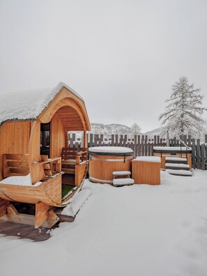 Un sauna, una bañera de hidromasaje, aguas termales/minerales, masajes