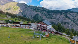A mountain resort with a bar, restaurant, hotel, and snack bar. - Chalet Sainte Anne (La Condamine-Chatelard)
