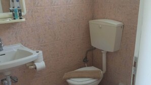 Une salle de bain avec un lavabo, des toilettes et une baignoire.