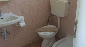 Basic Studio, 2 Twin Beds, Balcony, Sea View | Bathroom | Free toiletries