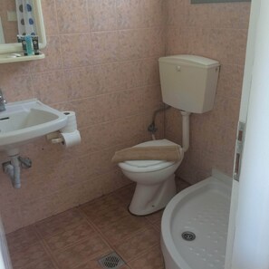 Bathroom - Paradisos studios  (Lesvos)