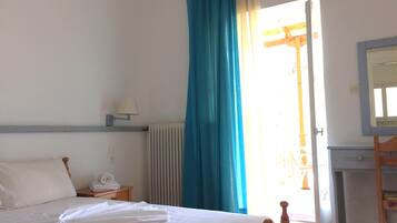 Estudio básico, 2 camas individuales, balcón, vista al mar | Cortinas blackout y wifi gratis