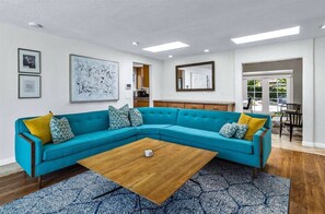 Smart TV, fireplace - Old Blue Eyes – Palm Springs Home with Pool, Spa, Fire Pit & Privacy (Palm Springs)