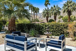 Terrace/patio - Old Blue Eyes – Palm Springs Home with Pool, Spa, Fire Pit & Privacy (Palm Springs)