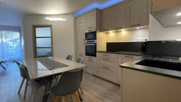 Refrigerador, microondas, horno, placa de cocina