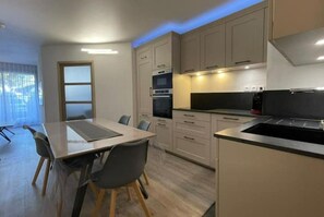 Een koelkast, een microgolfoven, een oven, een kookplaat