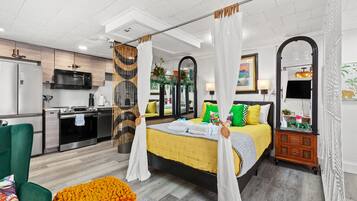 Estudio, varias camas, patio, vistas al jardín | 1 dormitorio, decoración individual, mobiliario individual y wifi gratis