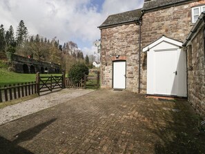 Property grounds - Aqueduct Cottage (Pontypool)