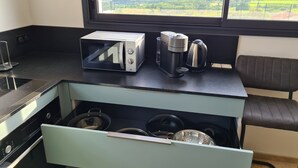 A compact kitchen with a microwave, coffee maker, and kettle on the counter. - Villa Indépendante - Piscine Privée - Clim - Vue Exceptionnelle (Orgnac l'Aven)
