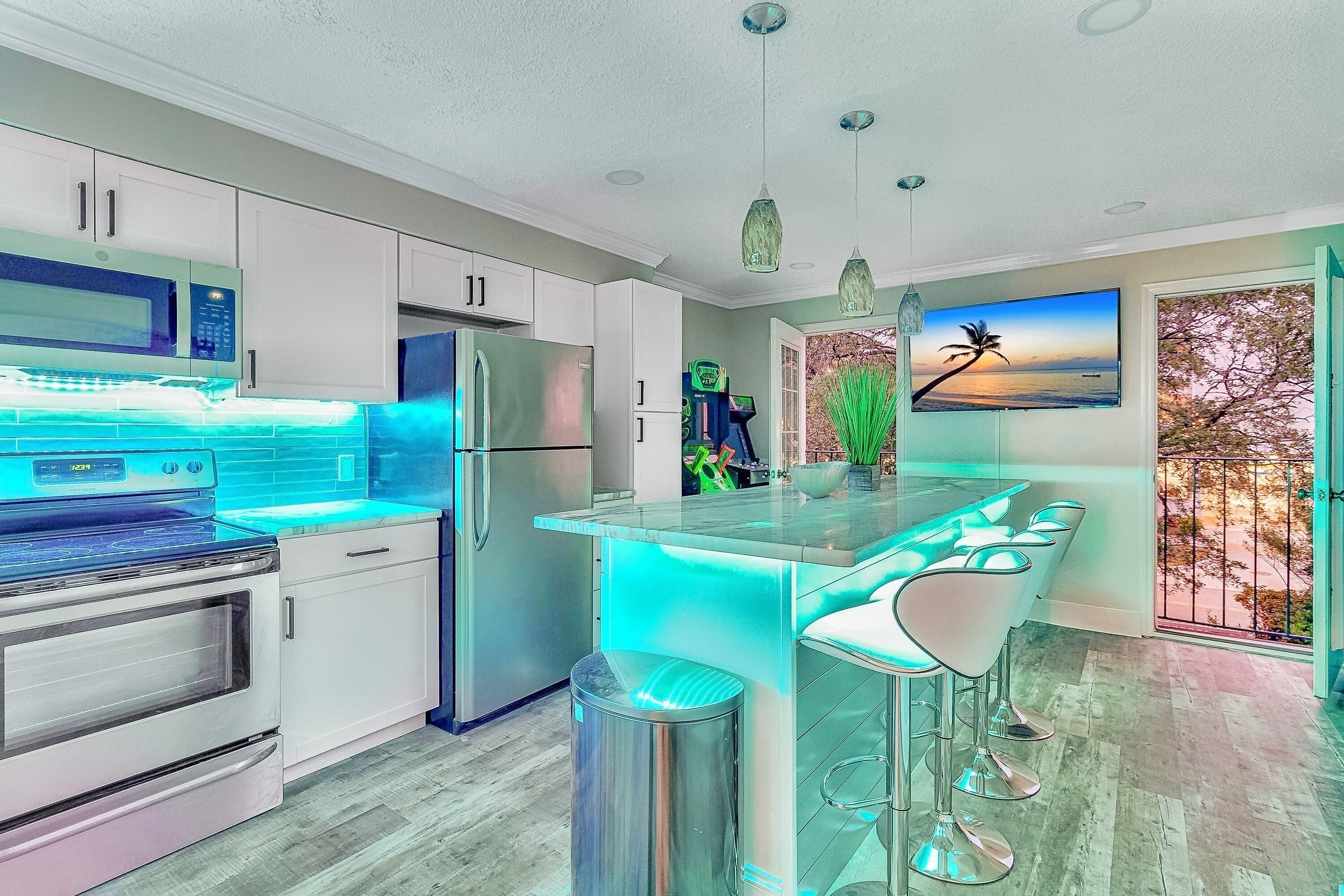 3story beachside downtown  skywheel house/hot tub/arcade/PETS