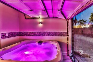 Indoor spa tub - 3story beachside downtown  skywheel house/hot tub/arcade/PETS (Myrtle Beach)