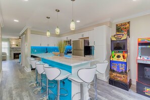 Dining - 3story beachside downtown  skywheel house/hot tub/arcade/PETS (Myrtle Beach)