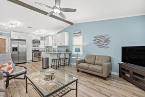 Casa, varias camas, cocina, vista al jardín | Área de sala de estar | Televisión de 40 pulgadas con canales digitales 