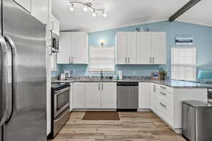 Casa, varias camas, cocina, vista al jardín | Cocina privada | Refrigerador, microondas, horno y parrilla de estufa 