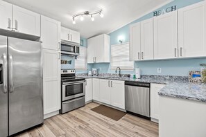 Casa, varias camas, cocina, vista al jardín | Cocina privada | Refrigerador, microondas, horno y parrilla de estufa 