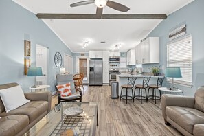 Casa, varias camas, cocina, vista al jardín | Área de sala de estar | Televisión de 40 pulgadas con canales digitales 