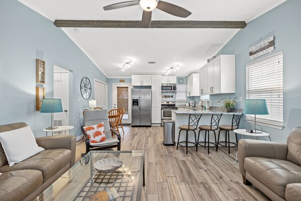 Casa, varias camas, cocina, vista al jardín | Área de sala de estar | Televisión de 40 pulgadas con canales digitales 