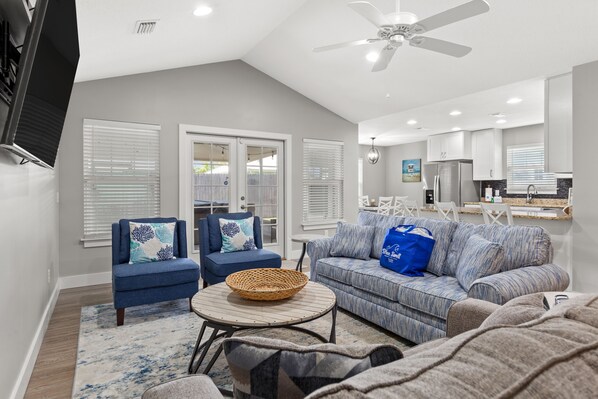 House, Multiple Beds, Hot Tub, Garden View | Living area