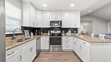 Rumah, Beberapa Tempat Tidur, hot tub, pemandangan kebun | Dapur pribadi | Lemari es, microwave, oven, dan kompor