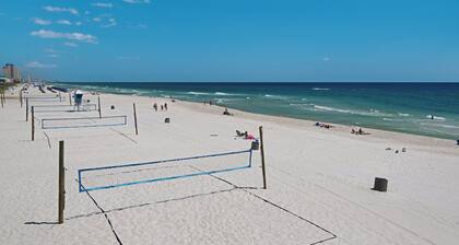 Family Friendly! 3bd, 2BA Home! Close to Beach! HOT Tub!