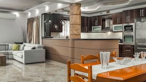 Biệt thự tiện nghi đơn giản, 4 phòng ngủ, không hút thuốc, quang cảnh hồ bơi | Khu vực ăn uống tại phòng