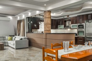 Comfort Villa, 4 Bedrooms, Non Smoking, Pool View | Makan dalam bilik