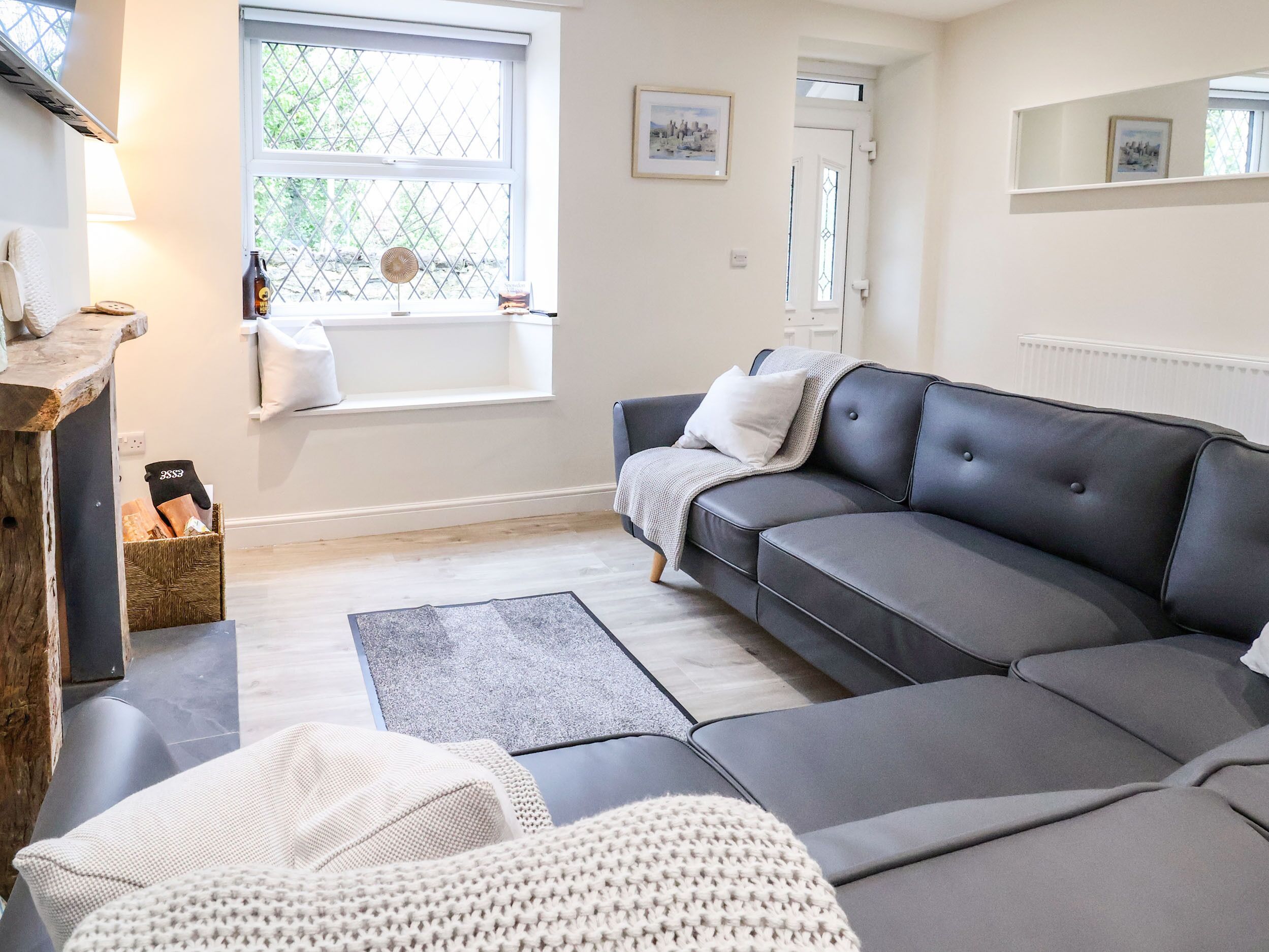 4 RAILWAY TERRACE, pet friendly, with a garden in Conwy