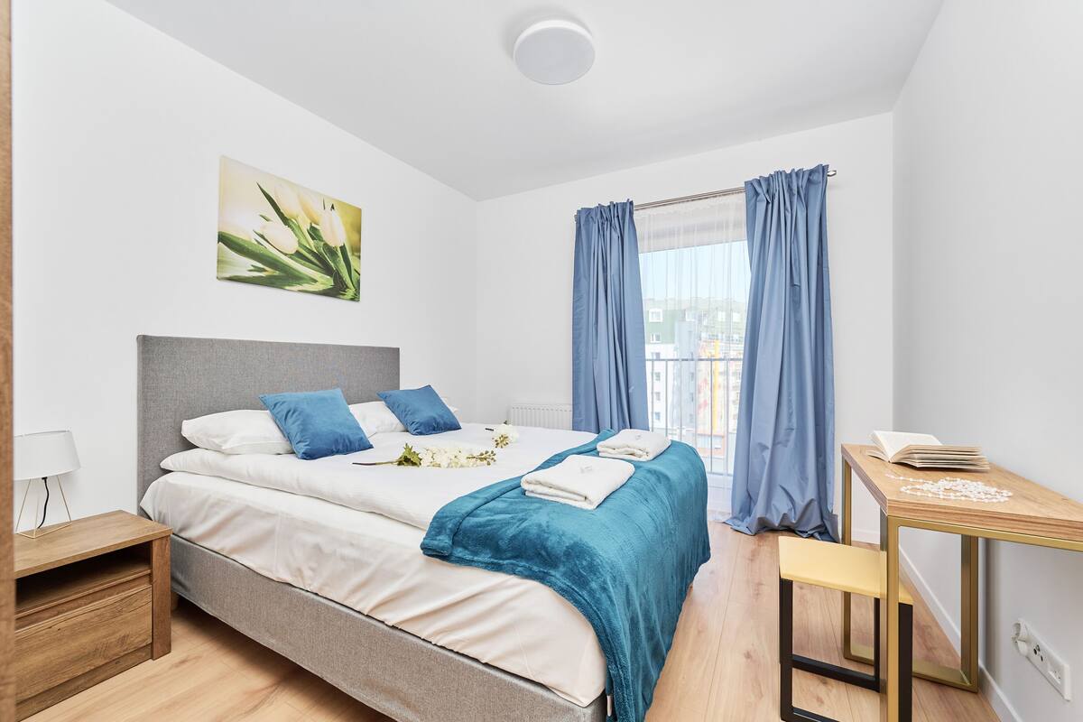 1 bedroom, bed sheets
