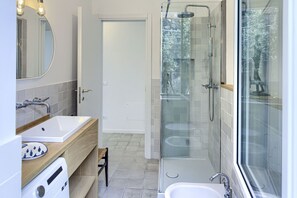 Shower, hair dryer, bidet - Elegant, panoramic apartment for 6 people (Levanto)