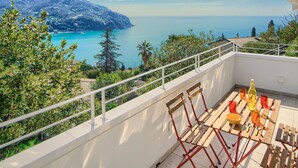 Outdoor dining - Elegant, panoramic apartment for 6 people (Levanto)