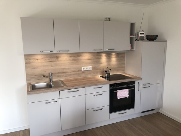 Frigorifero, forno, piano cottura, lavastoviglie