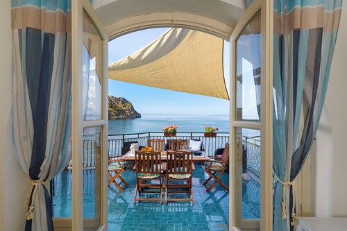 Apartment with seafront terrace (Kafara Beach)