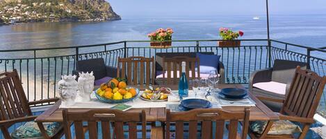 屋外ダイニングエリア