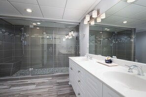 Free toiletries, towels, soap, shampoo - Brand New Throughout! Emerald Beach - Gulf Front! Sleeps 8! (Panama City Beach)